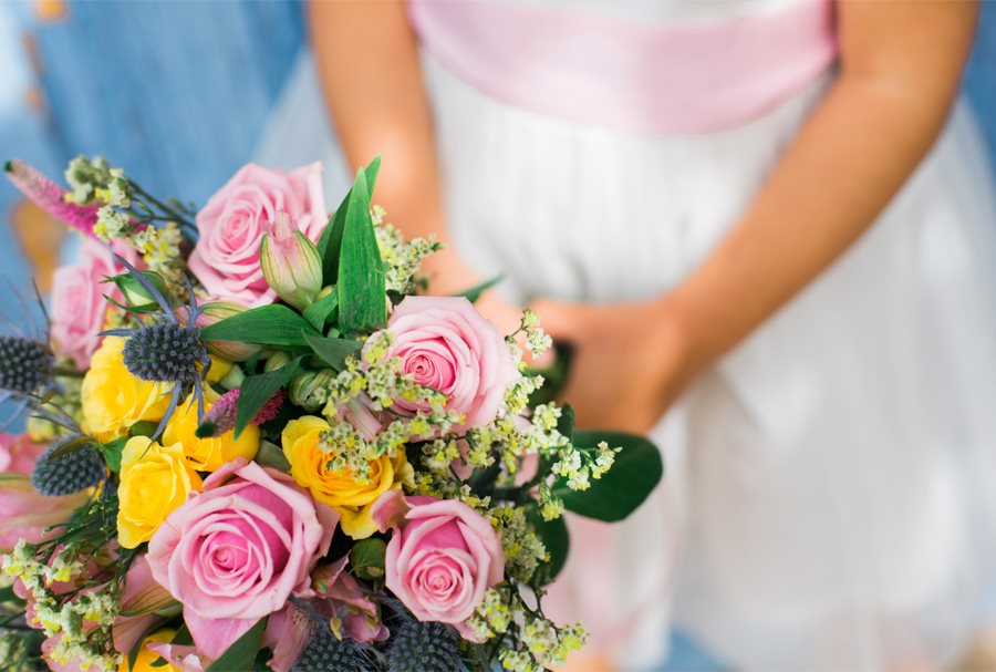 bouquet de fleurs et robe cérémonie ceinture rose