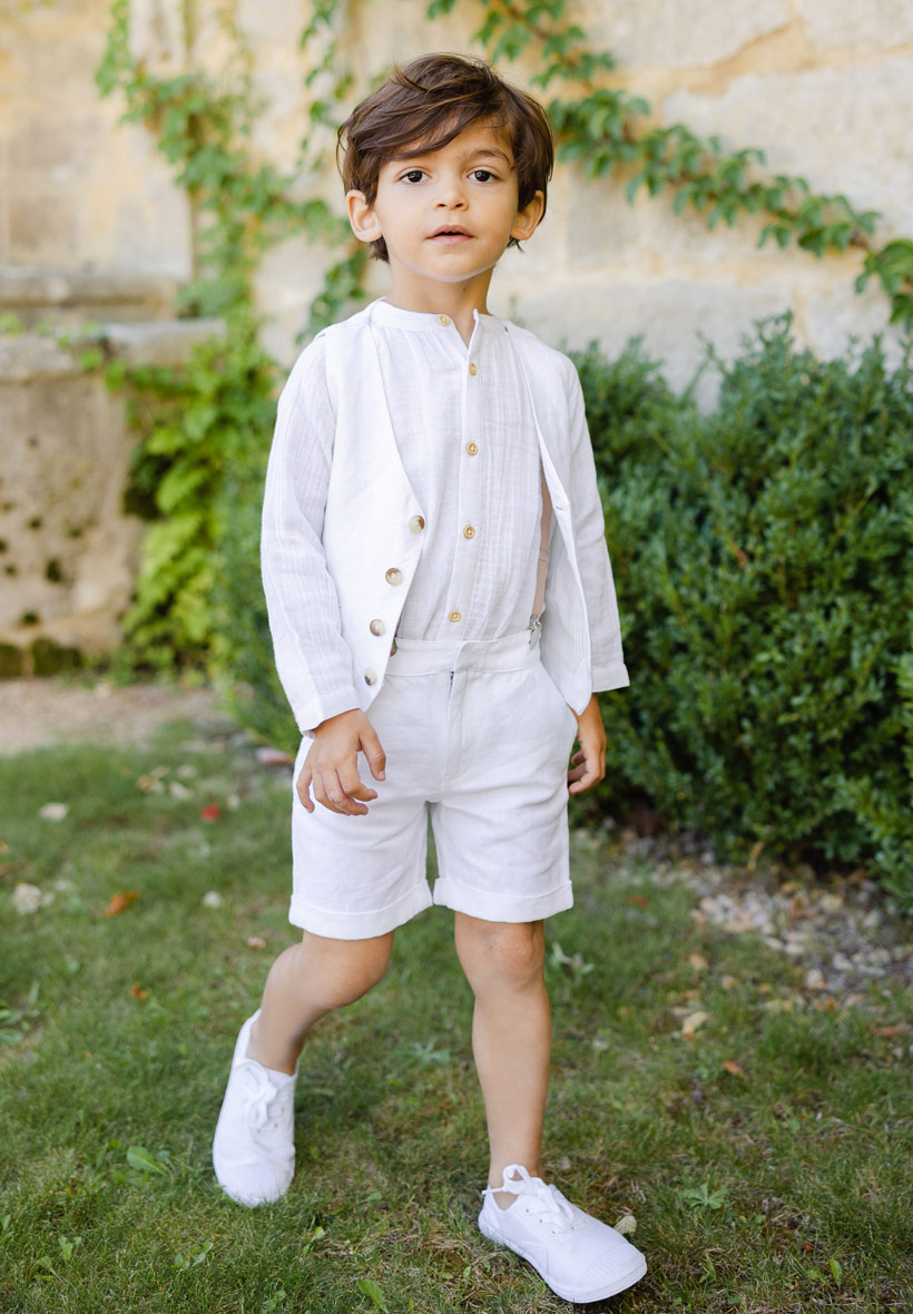 Petit Enfant. Bébé Garçon Habillé En Costume D'une Chemise Blanche Et D'une  Cravate Arc. Photo stock - Image du chéri, décoration: 241576652
